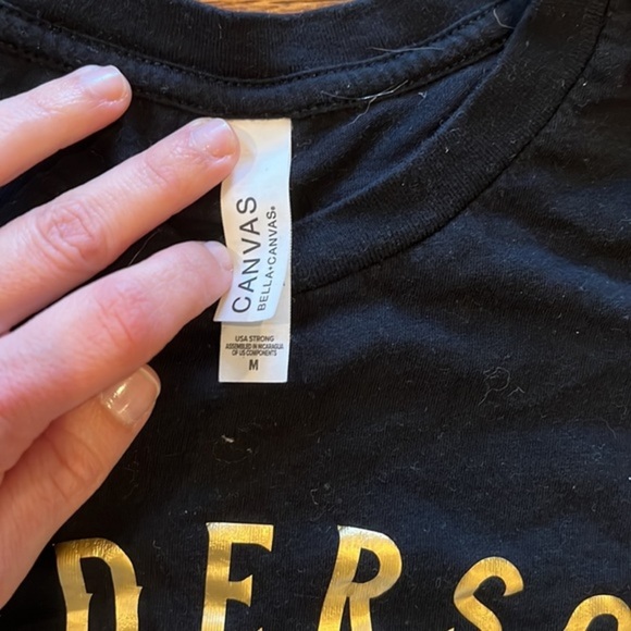 NWOT  HOCUS POCUS WITCHY TEE - SANDERSON WITCH MUSEUM-BLACK FLAME CANDLE- SIZE M - Picture 4 of 6